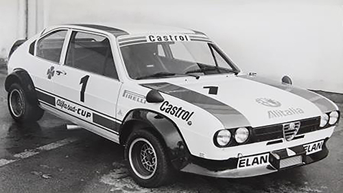 Schwarz-Weiß-Aufnahme: Alfasud-Rennwagen mit der Startnummer 1 und den Aufschriften Alfasud Cup, Castrol und Alitalia